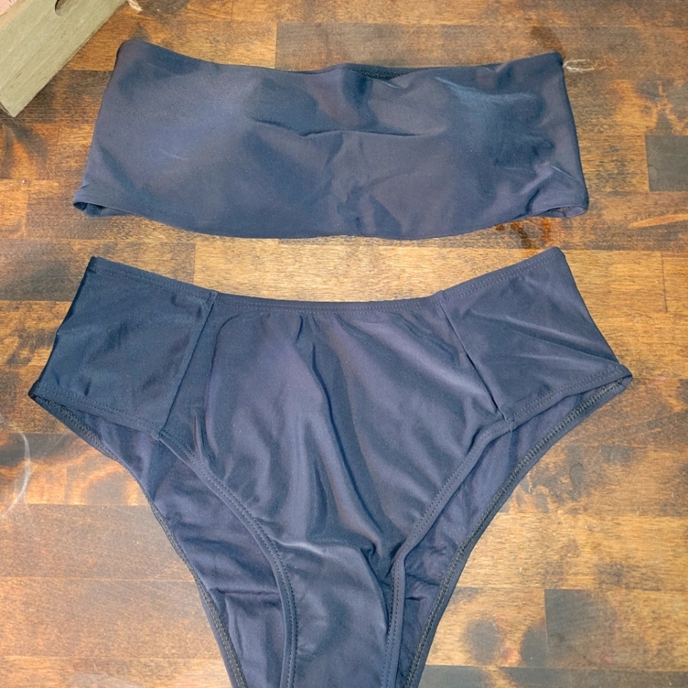 Black strapless bikini